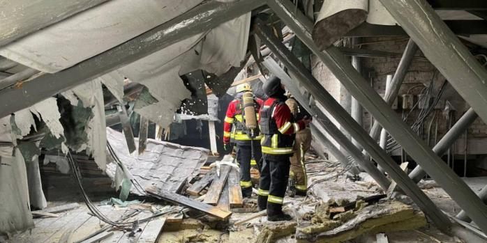 Рашисти 6 жовтня вдарили по будівлі перетинального центру у Сумах, фото: ДСНС