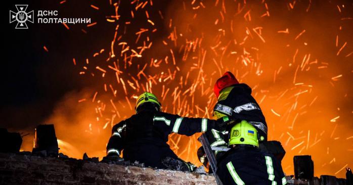 Наслідки обстрілів. Фото: ДСНС