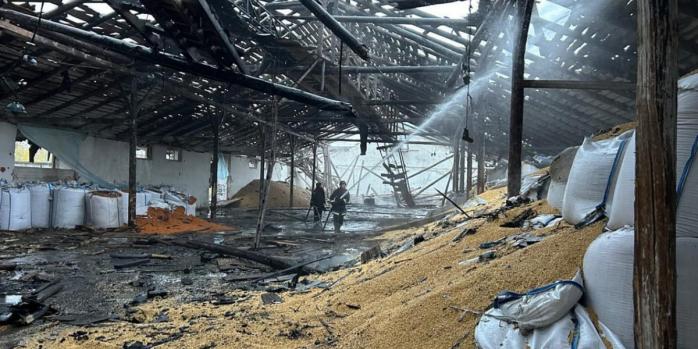 Последствия российского удара по элеватору в Черниговской области, фото: полиция Черниговщины