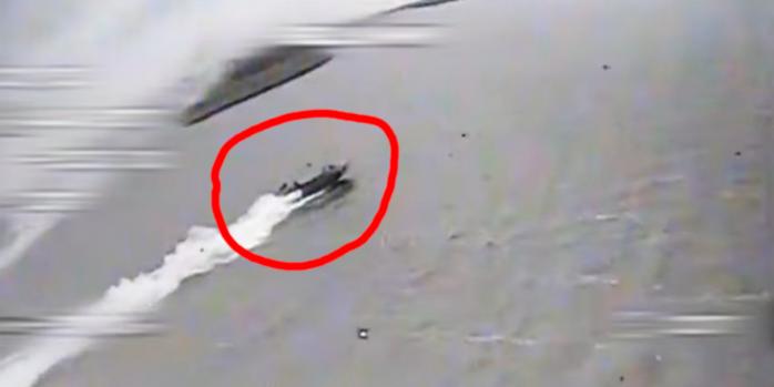 Уничтожение лодки российских захватчиков, скриншот видео