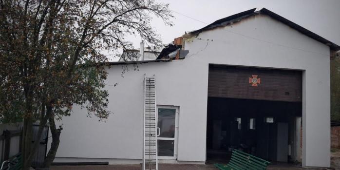 Наслідки російського удару по пожежній частині у Семенівці, фото: ДСНС