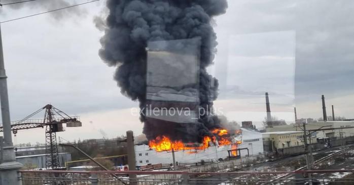 Пожар на заводе в Новосибирске. Фото: соцсети