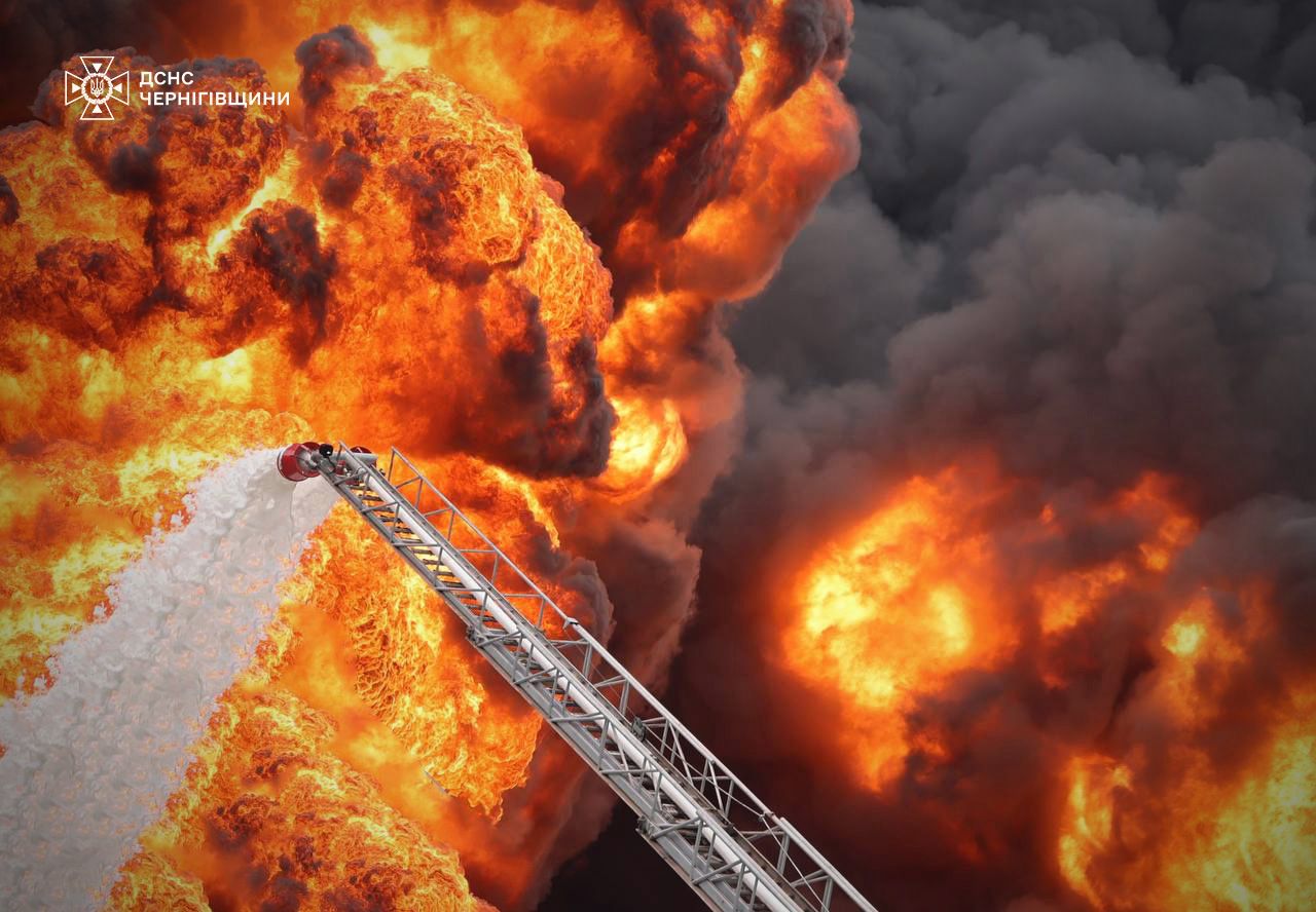 Наслідки ударів по нафтобазі. Фото: ДСНС