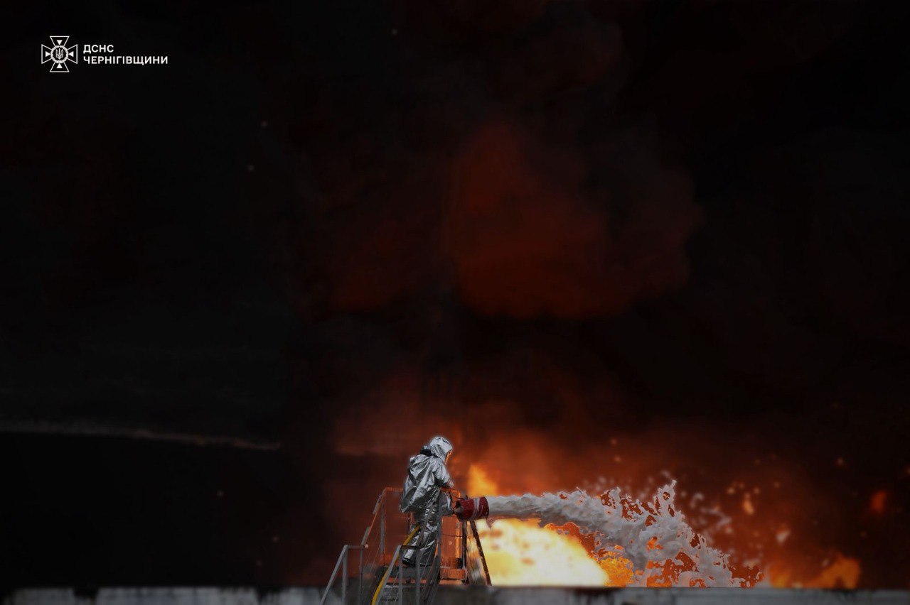 Наслідки ударів по нафтобазі. Фото: ДСНС