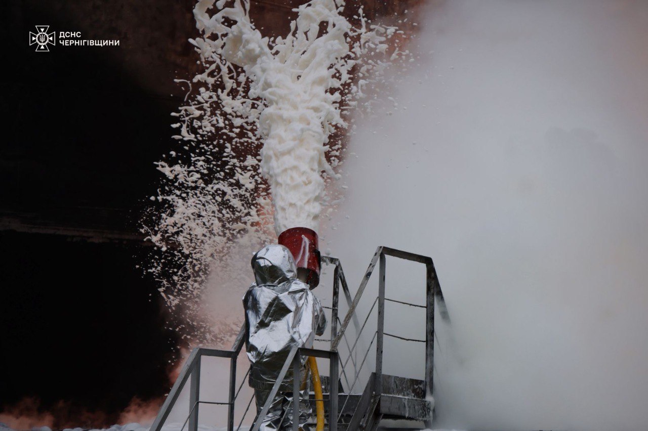 Наслідки ударів по нафтобазі. Фото: ДСНС