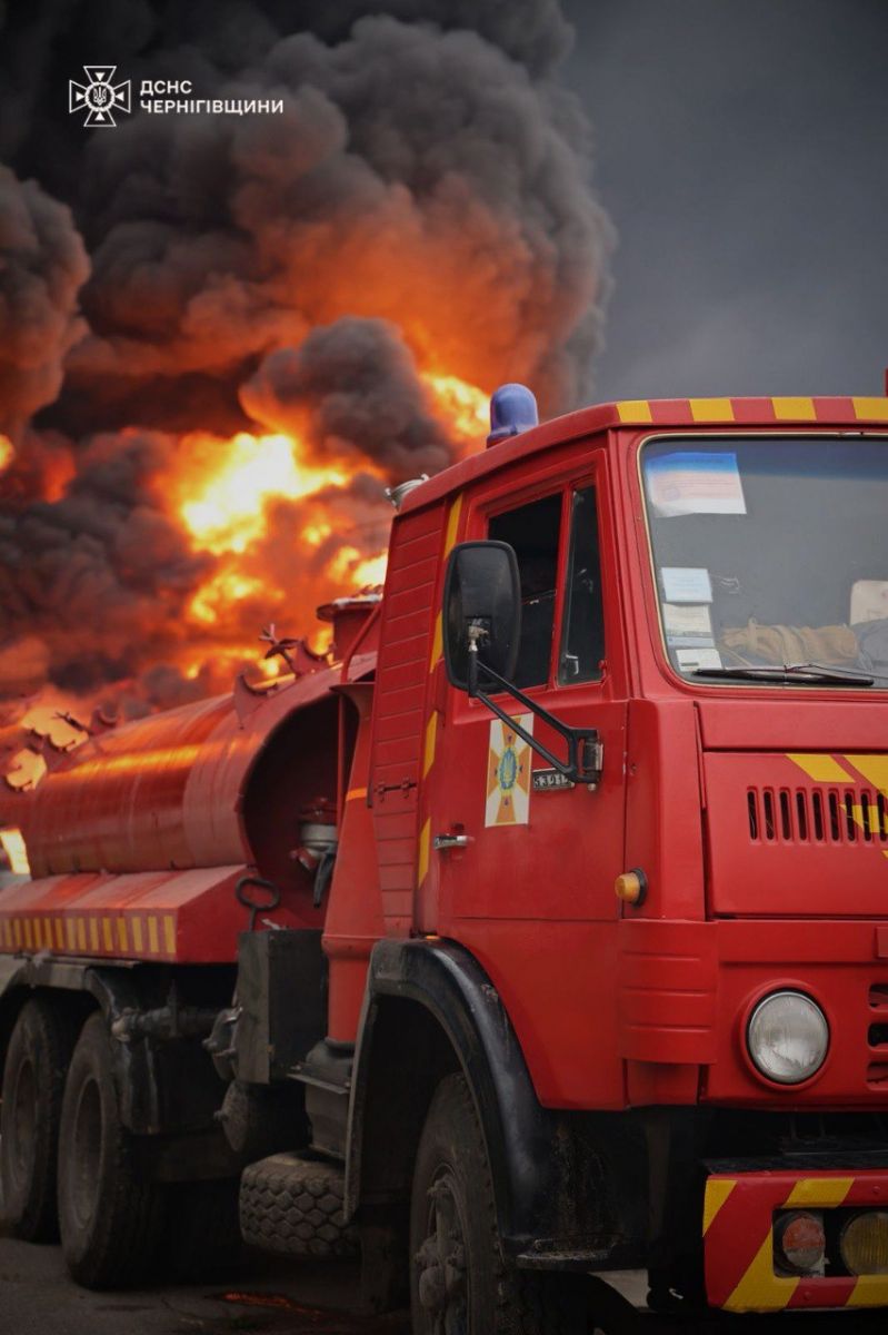 Наслідки ударів по нафтобазі. Фото: ДСНС