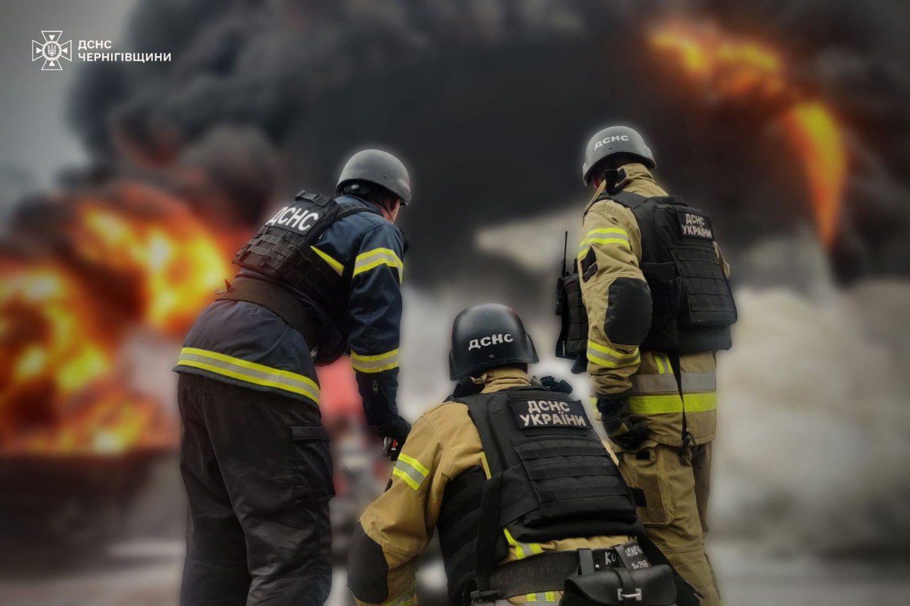 Наслідки ударів по нафтобазі. Фото: ДСНС