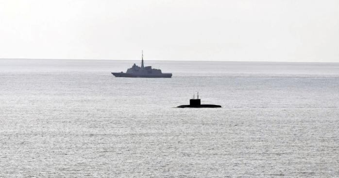 Российская ракетная субмарина у побережья Франции. Фото: НАТО