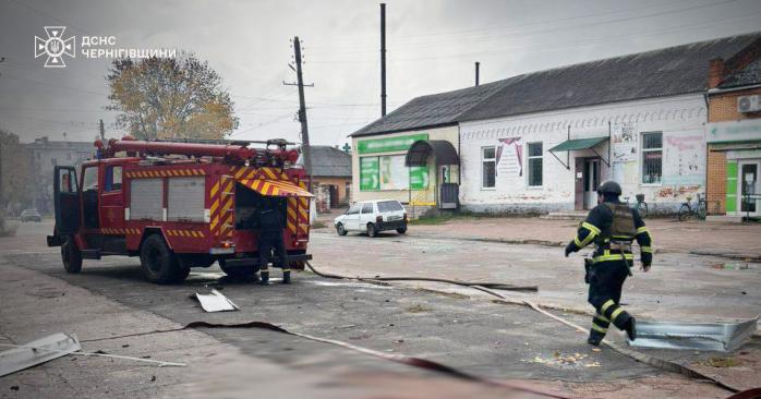 Наслідки атак окупантів. Фото: ДСНС