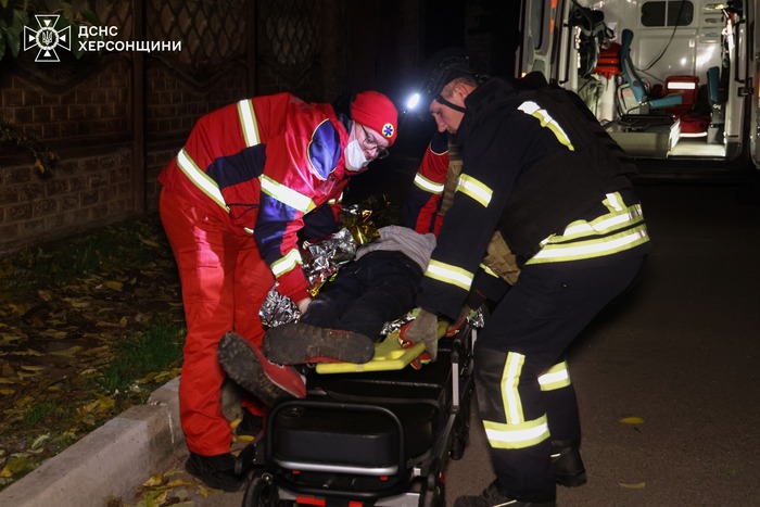 Порятунок чоловіка у Херсоні, фото: ДСНС