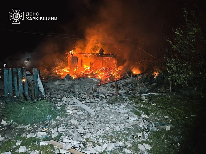 Наслідки російських ударів по селищу Великий Бурлук на Харківщині, фото: ДСНС