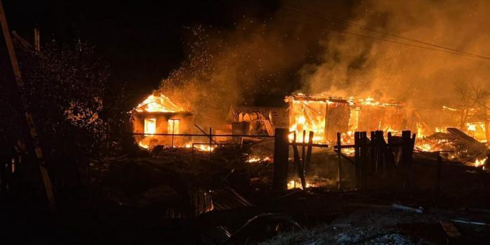 Наслідки російських ударів по селищу Великий Бурлук на Харківщині, фото: ДСНС