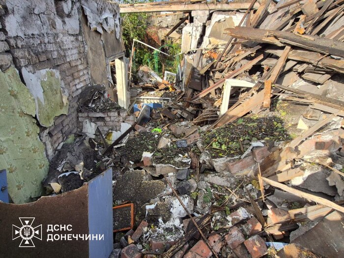 Наслідки російського авіаудару по Добропіллю, фото: ДСНС Донеччини