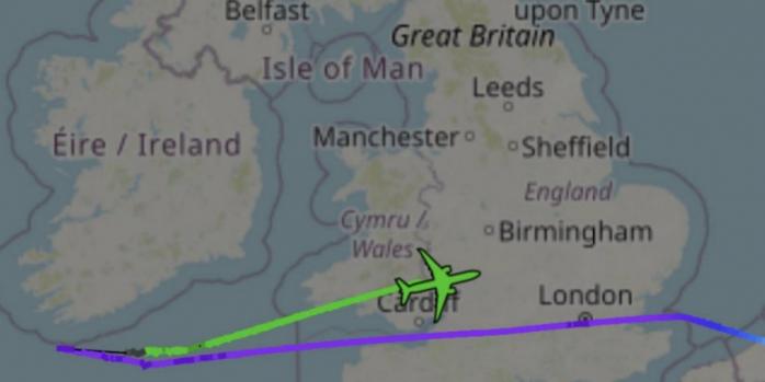 Самолет министра обороны США объявил чрезвычайную ситуацию над Атлантикой, фото: Clash Report