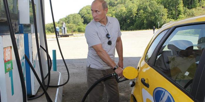 Російський диктатор Володмир Путін на АЗС, фото: «Правда.ру»