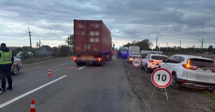 Фура протаранила блокпост под Одессой. Фото: НПУ