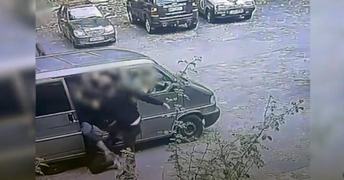 Полицейские избили мужчину возле здания ТЦК. Фото: