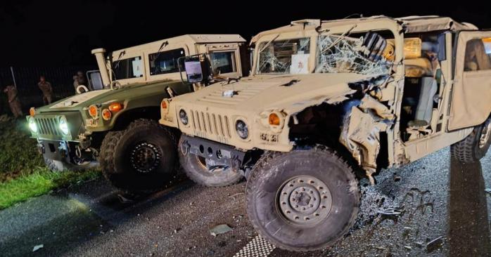 В Польше автобус протаранил внедорожник армии США. Фото: