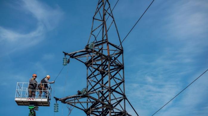 Бригады энергетиков не могут начать работы на Черниговщине из-за обстрелов РФ. Фото: 