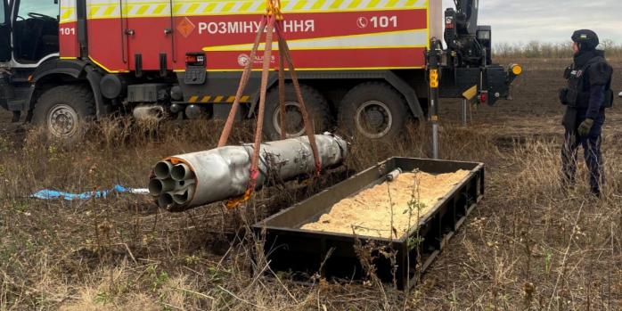 Тубус с авиаракетами нашли в Харьковской области, фото: ГСЧС