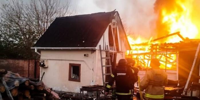 Последствия российской воздушной атаки в Киевской области, фото: ГСЧС