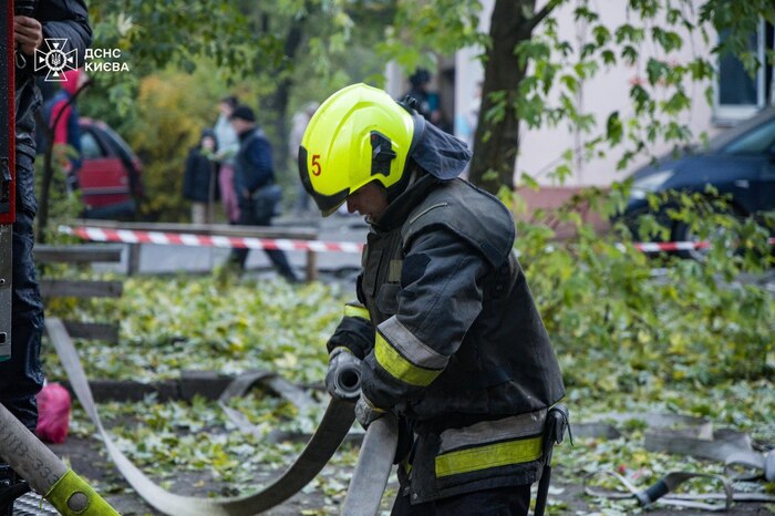 Наслідки російської повітряної атаки по Києву, фото: ДСНС