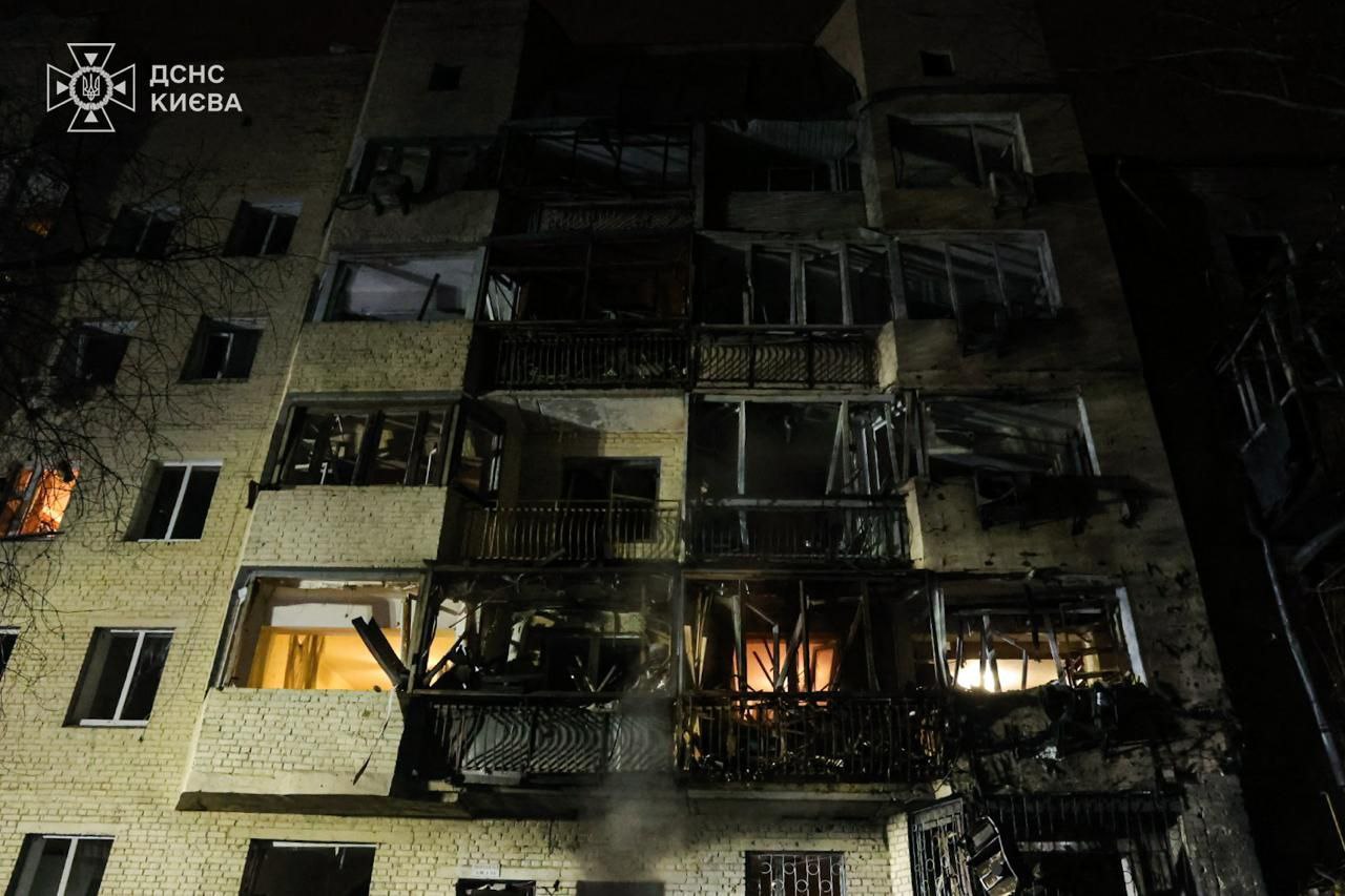 У Києві сім постраждалих через російська атаку. Фото: ДСНС