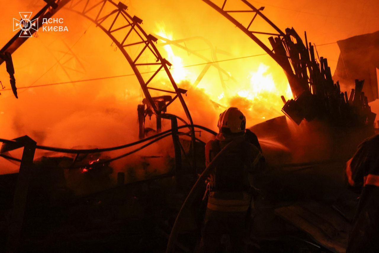 У Києві сім постраждалих через російська атаку. Фото: ДСНС