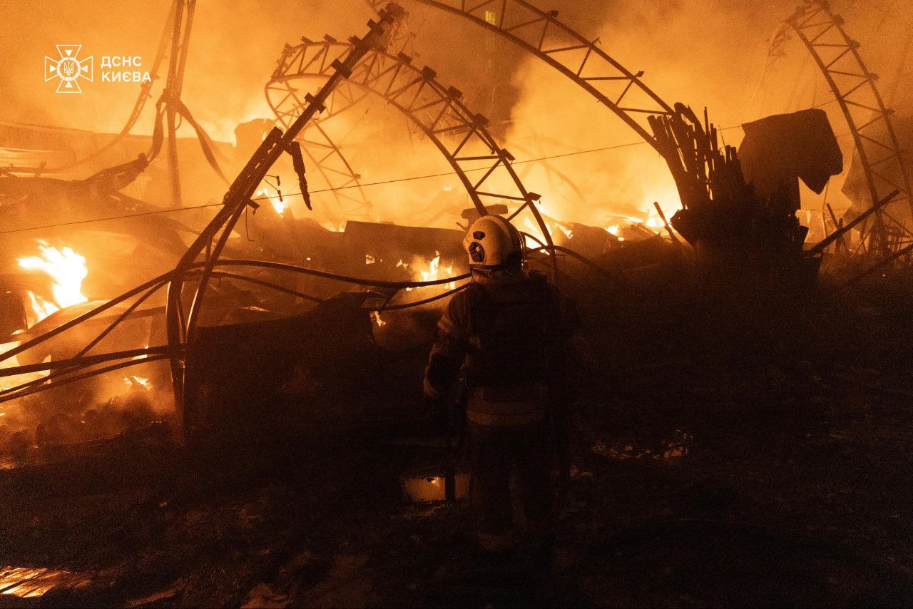 У Києві сім постраждалих через російська атаку. Фото: ДСНС