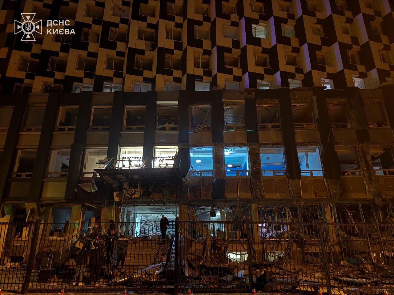 У Києві сім постраждалих через російська атаку. Фото: ДСНС