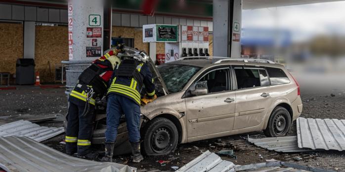 Последствия российского удара по АЗС в Сумах, фото: ГСЧС
