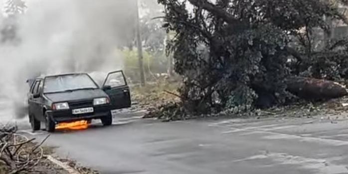 Рашисты атаковали эвакуационный автомобиль в Донецкой области, скриншот видео