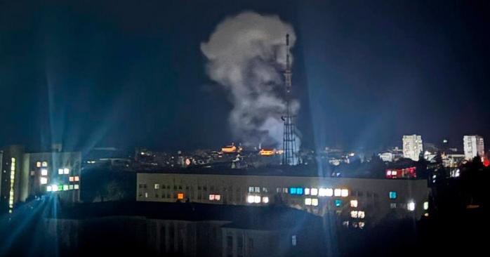 Российская армия атаковала телевизионную башню в центре Чернигова. Фото: Суспільне