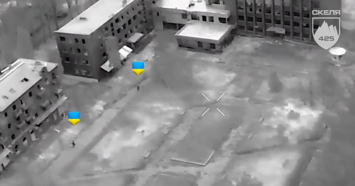 Украинские штурмовики вернули флаг Украины на здание горсовета в Покровске. Фото: 