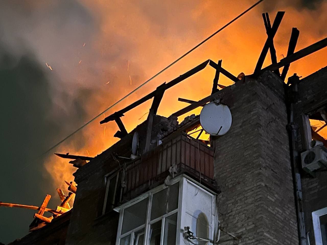 Наслідки обстрілів. Фото: ДСНС