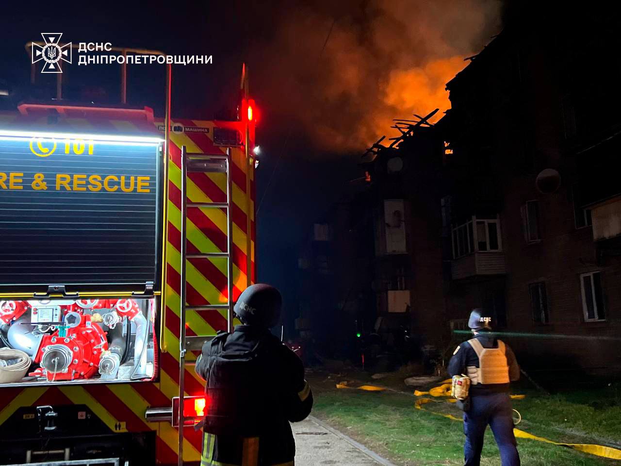 Наслідки обстрілів. Фото: ДСНС