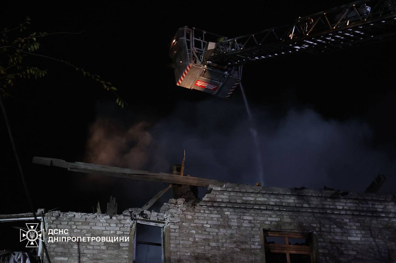 Наслідки обстрілів. Фото: ДСНС