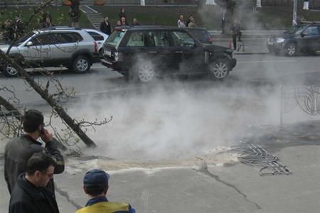 У Києві через прорив тепломережі пошкоджено два автомобілі