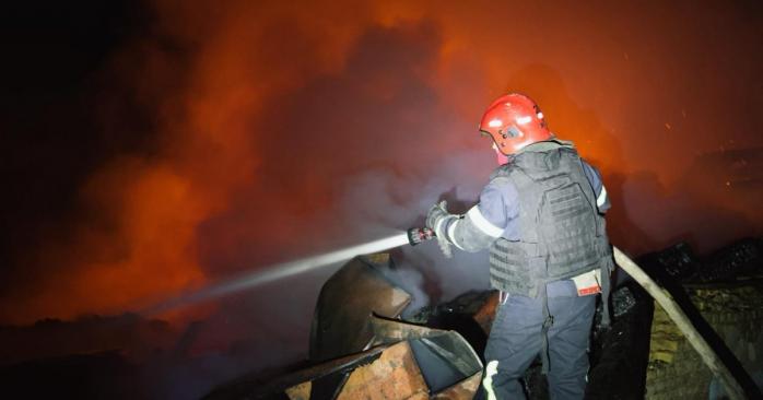 Последствия атаки российского беспилотника в Чугуеве, фото: ДСНС