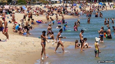 Австралия страдает от 40-градусной жары: плавятся дороги, теннисисты теряют сознание (ФОТО)