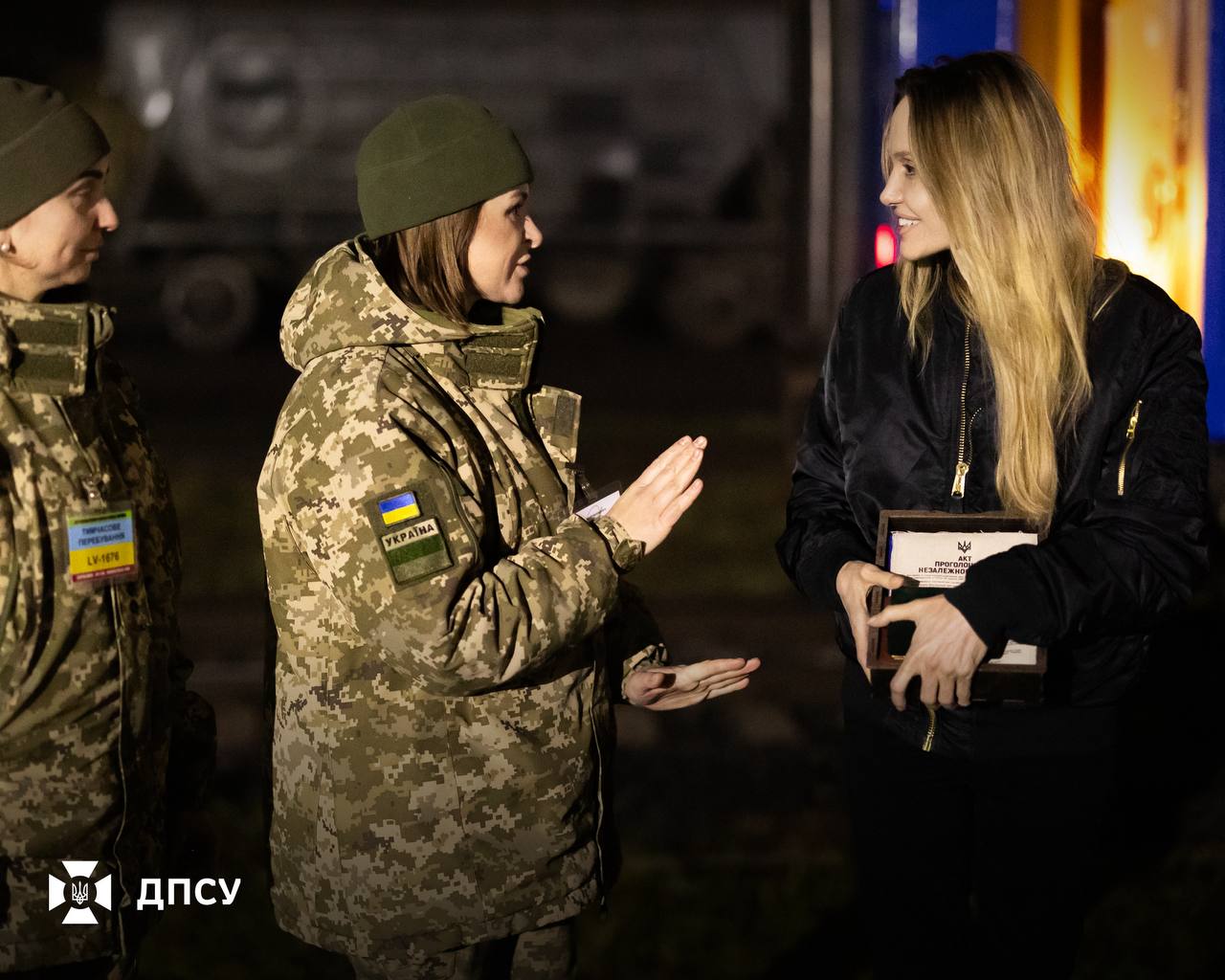 Прикордонники зустрілися з Анджеліною Джолі. Фото: ДПСУ