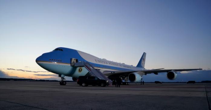 На авиабазу в США с самолетом Трампа отправили подозрительный сверток. Фото: