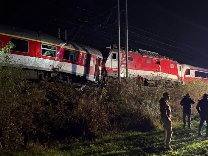 В Словакии столкнулись два пассажирских поезда, десятки человек пострадали. Фото: