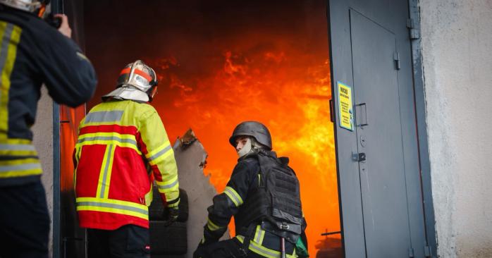 В Харькове три человека пострадали из-за атаки БпЛА. Фото: ГСЧС