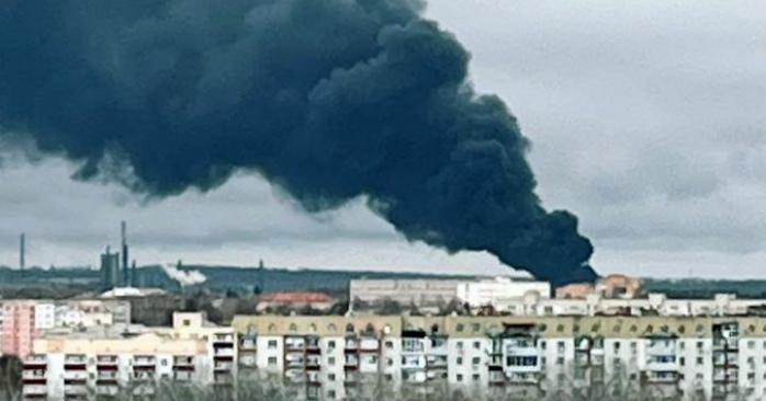 Россияне нанесли удар по промышленной зоне Сум, город затянуло дымом. Фото: 