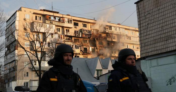 Возросло количество погибших и раненых в результате российских ударов по Киеву. Фото: ГСЧС