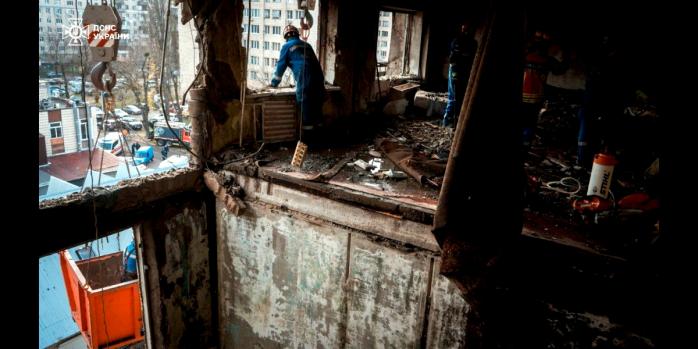 Последствия российских обстрелов Киева 14 ноября, фото: ГСЧС
