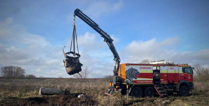 Частину ворожої ракети виявили на Чернігівщині, фото: ДСНС