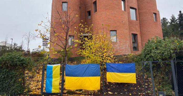 Флаги Украины вокруг здания спикера парламента Чехии. Фото: