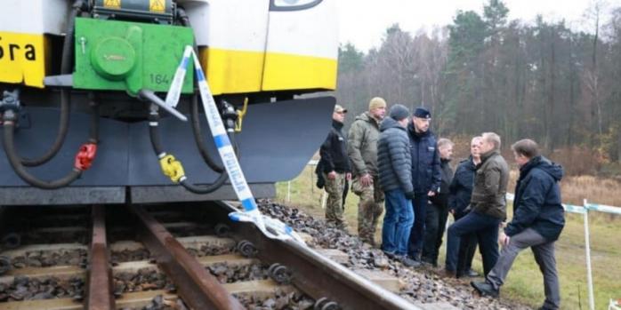 Дональд Туск и ряд других польских чиновников на разрушенном участке путей на маршруте Демблин-Варшава возле города Мика, 17 ноября 2025 года, фото: Marcin Kierwiński